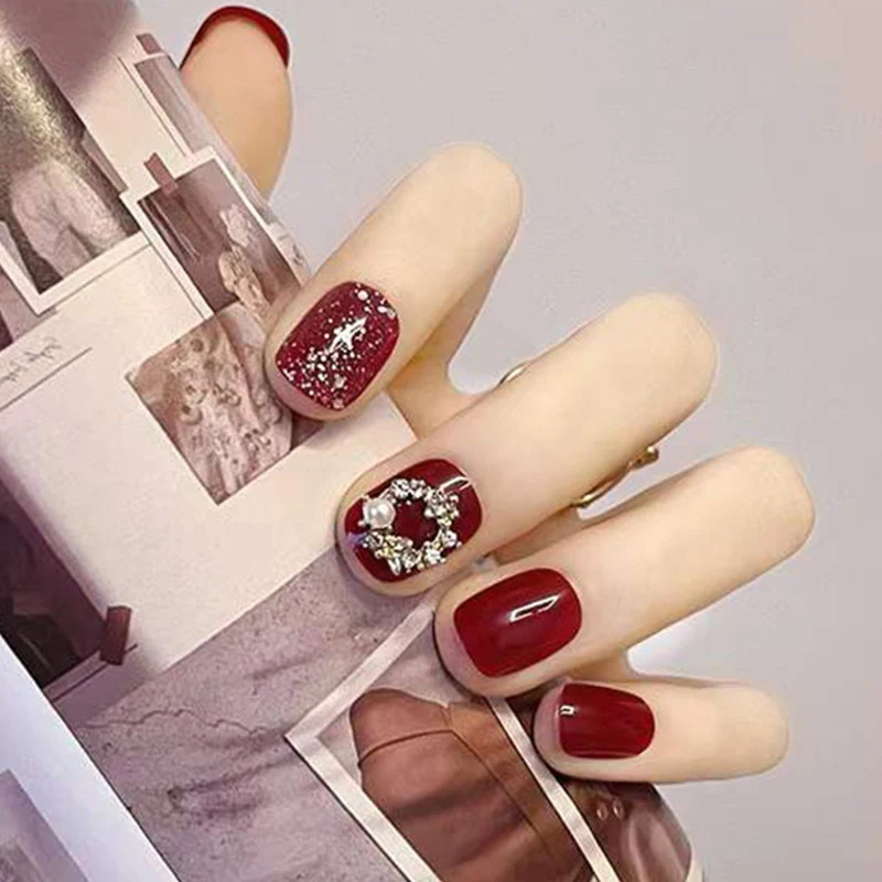 Dekorative Strass Press-On Nagelkunst
