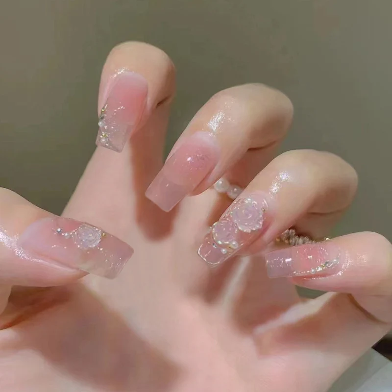 Dekorativer, floral verzierrter Press-On-Nagelsatz