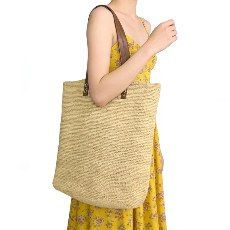 Handtasche aus nachhaltigem gewebtem Naturmaterial mit eleganten Ledergriffen Skanto