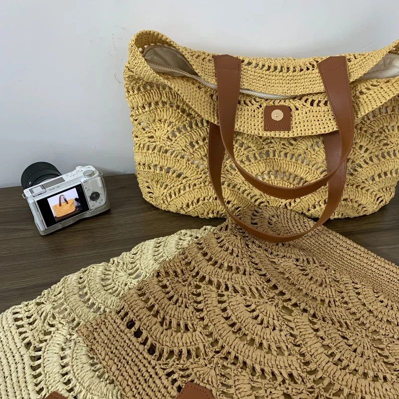 Handtasche aus hochwertigem gewebtem Naturmaterial mit eleganten Ledergriffen Skanto