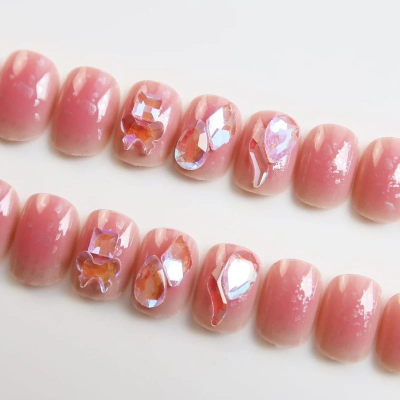 Künstlerisches Press-On-Nagel-Set mit Schmetterlingsdesign