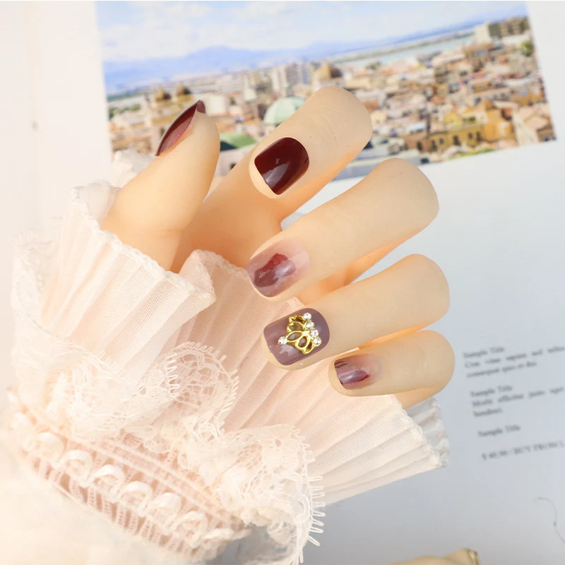 Dekoratives Press-On-Nagelset mit eleganten Kronenakzenten