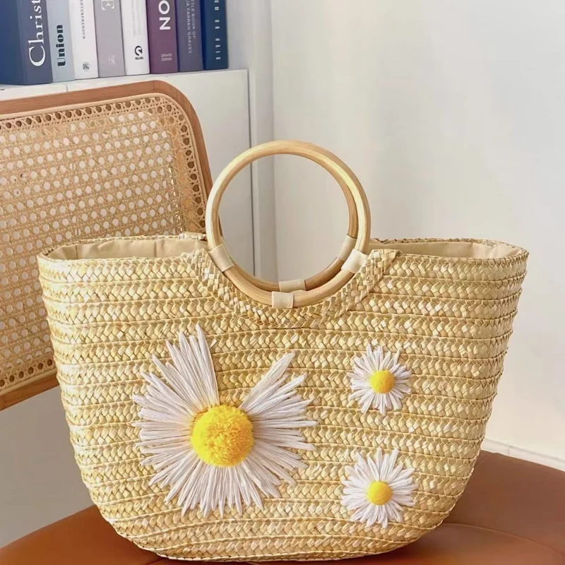 Stilvolle Strohtasche mit floralen Akzenten Skanto