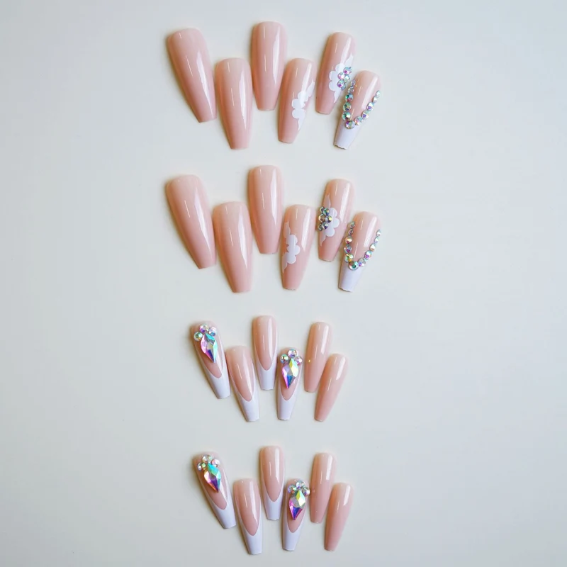 Dekoratives Press-On Nagelkunstset mit floralen und Strassakzenten