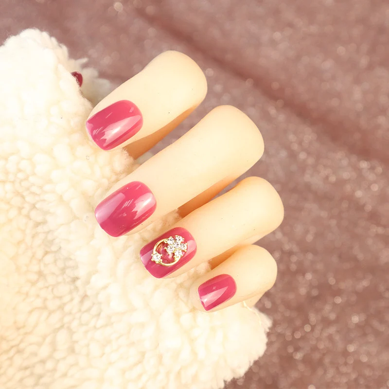 Dekoratives Press-On Nail Art Set mit eleganten Akzenten