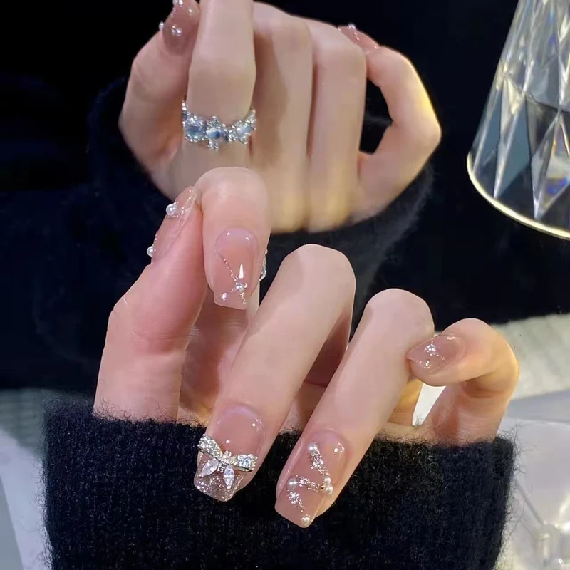 Dekoratives Press-On Nagelkunstset mit Kristallakzenten