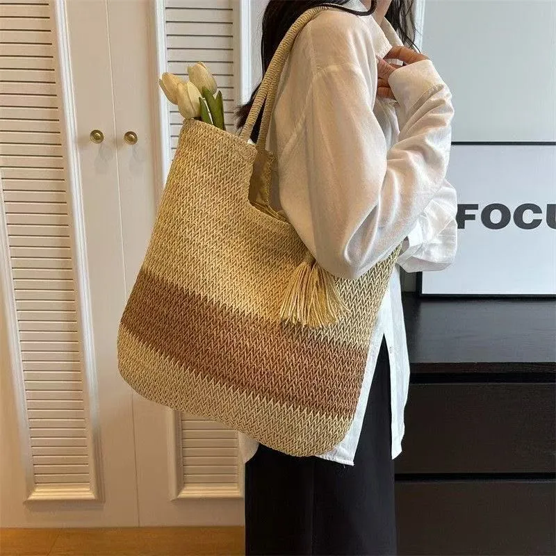Handtasche aus gewebtem Naturmaterial mit Quastendetails Skanto