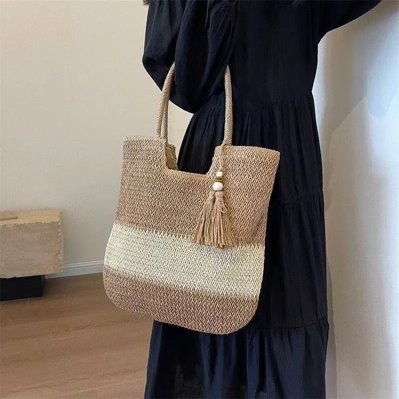 Handtasche aus gewebtem Naturmaterial mit Quastendetails Skanto