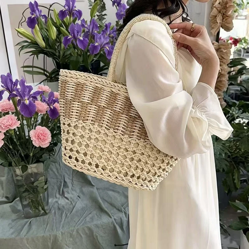 Handtasche aus gewebtem Naturmaterial mit luftiger Textur Skanto