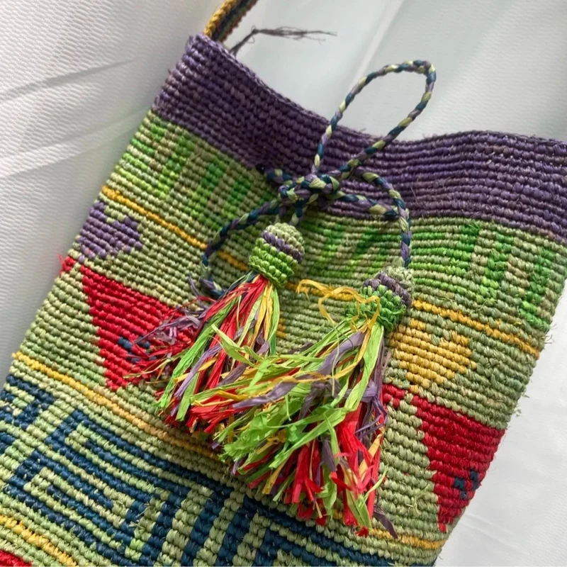 Handgemachte Tragetasche mit bunten Quasten Skanto