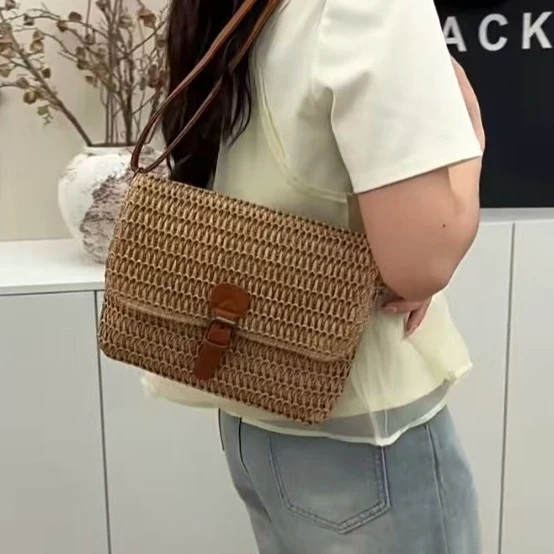 Handtasche aus geflochtenem Naturmaterial mit Lederdetails Skanto