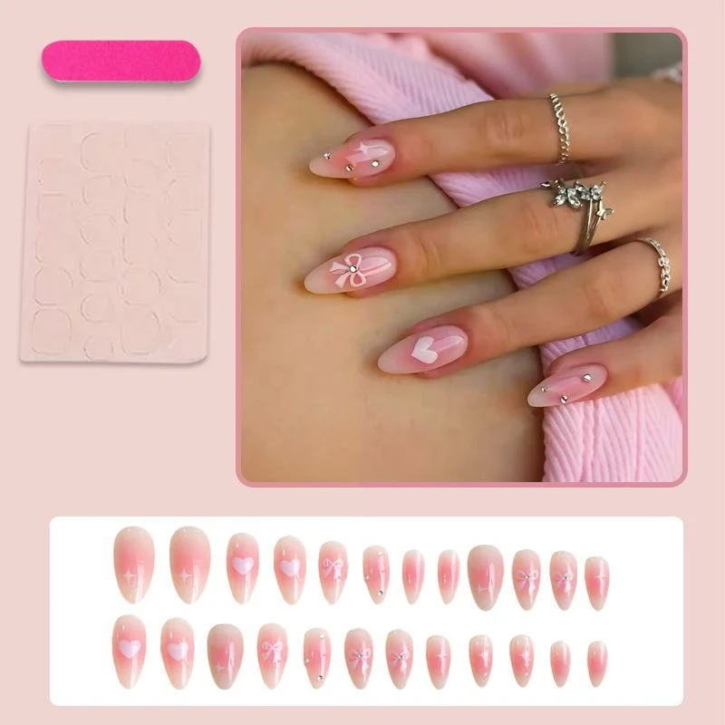 Kunstnagelset mit zarten Schleifenverzierungen Brehn