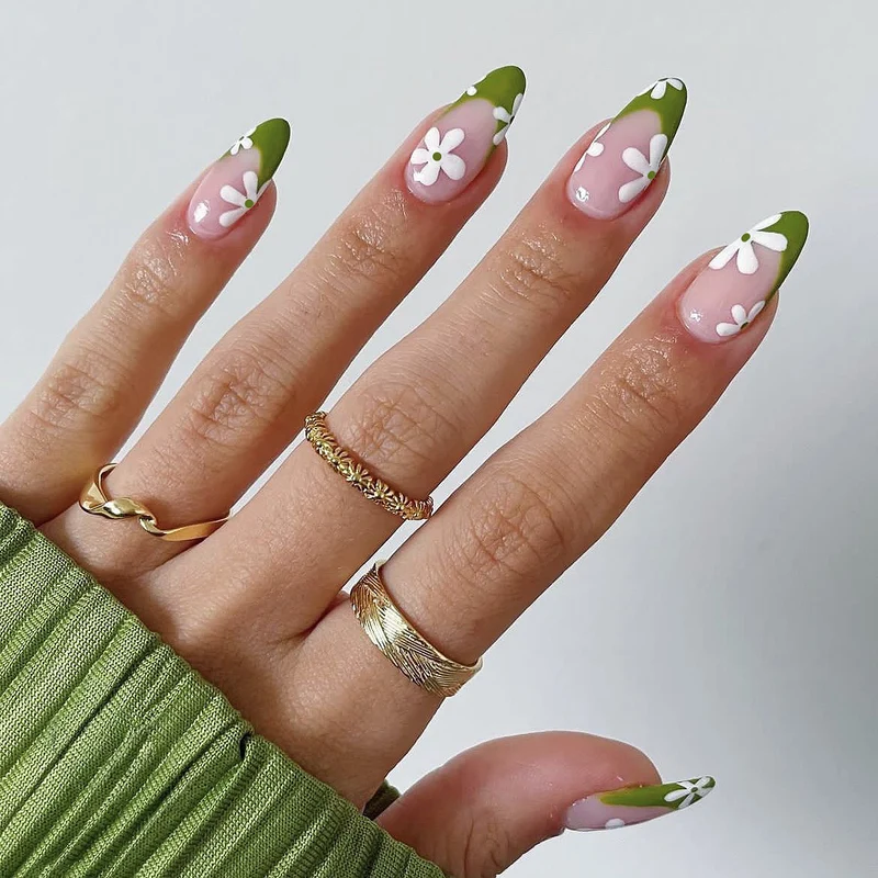 Künstlerische Press-On Nagelkunst mit floralen Designs