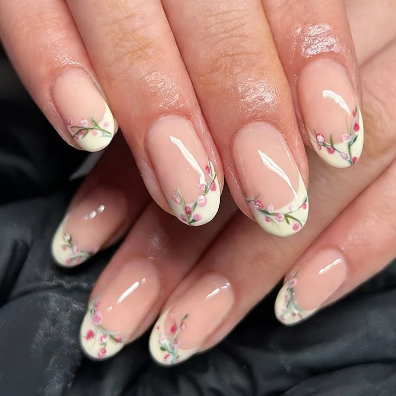 Kunstnagelset mit zarten Rosenakzenten Brehn