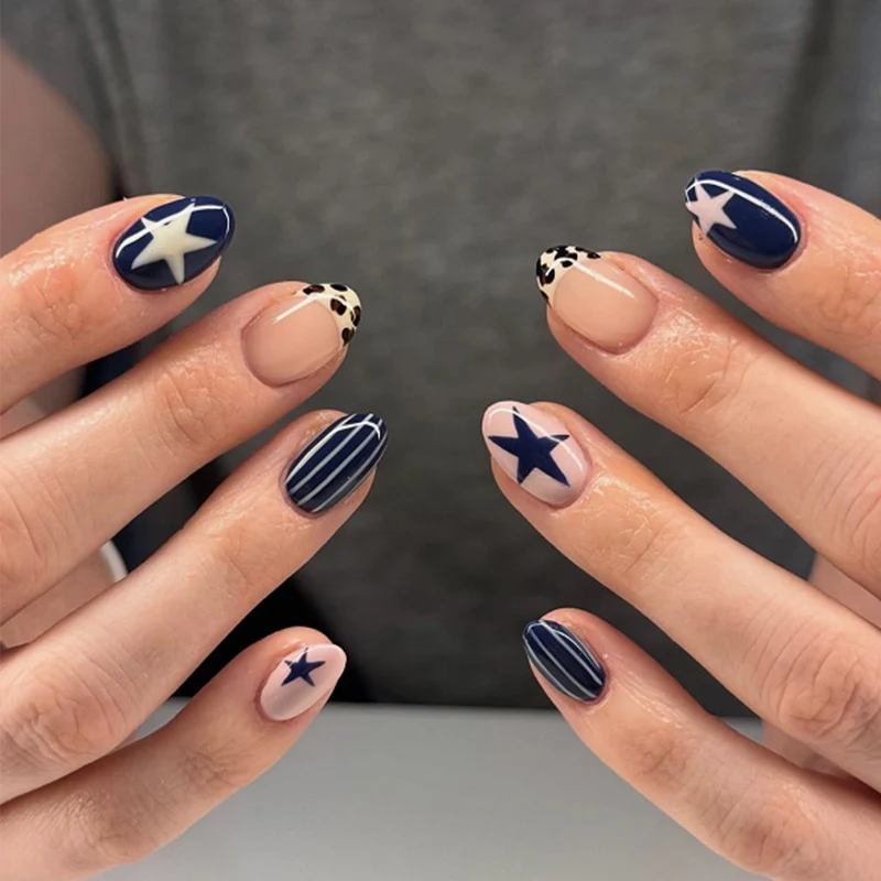 Kunstnagelset mit zarten Rosenakzenten Brehn
