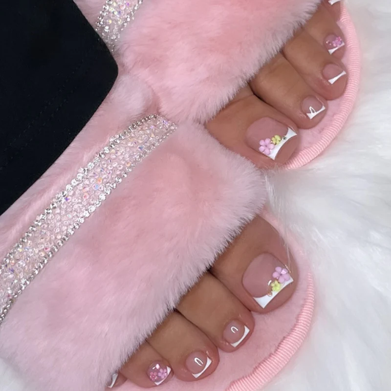 Kunstnagelset mit zarten Blütenverzierungen und eleganten Spitzen Brehn