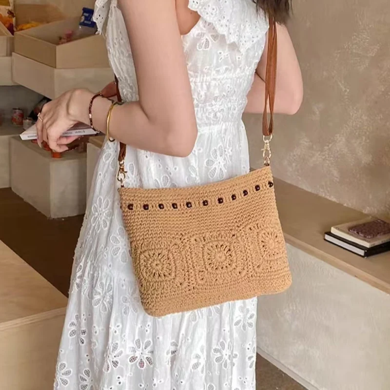 Handtasche mit feinen Häkelmotiven Skanto