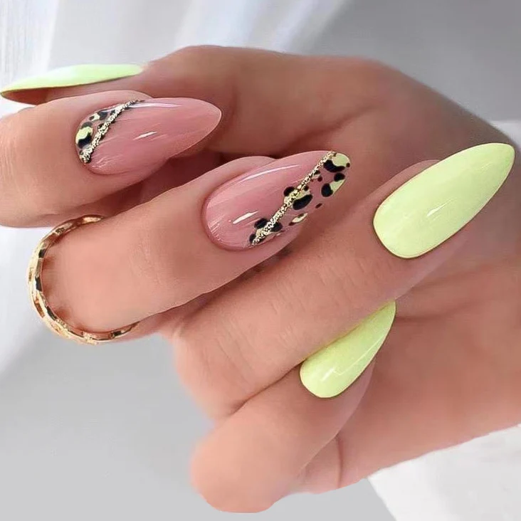 Künstlerisches Press-On Nagelset mit Leoparden-Design