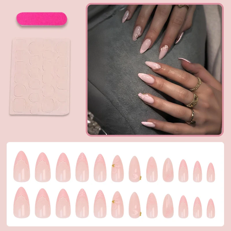 Kunstnagelset mit zarten Blütenverzierungen und elegantem Glanz Brehn