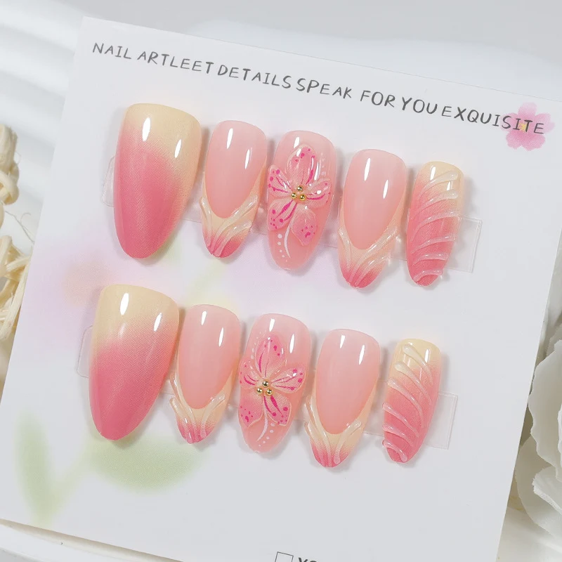 Kunstnagelset mit zarten Blumendesigns und modernen Ombre-Effekten Brehn