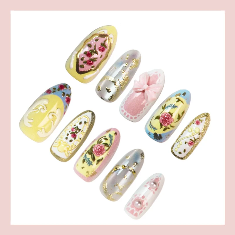Kunstnagelset mit zarten Blumen- und Glitzerdekoren Brehn