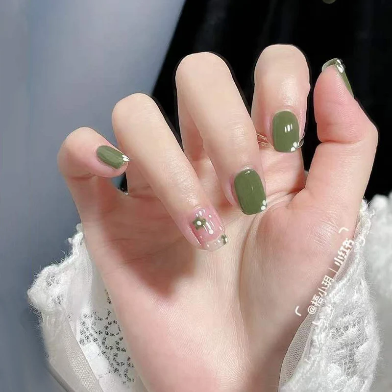 Künstlerisches Nagelkunst-Set mit floralen Akzenten