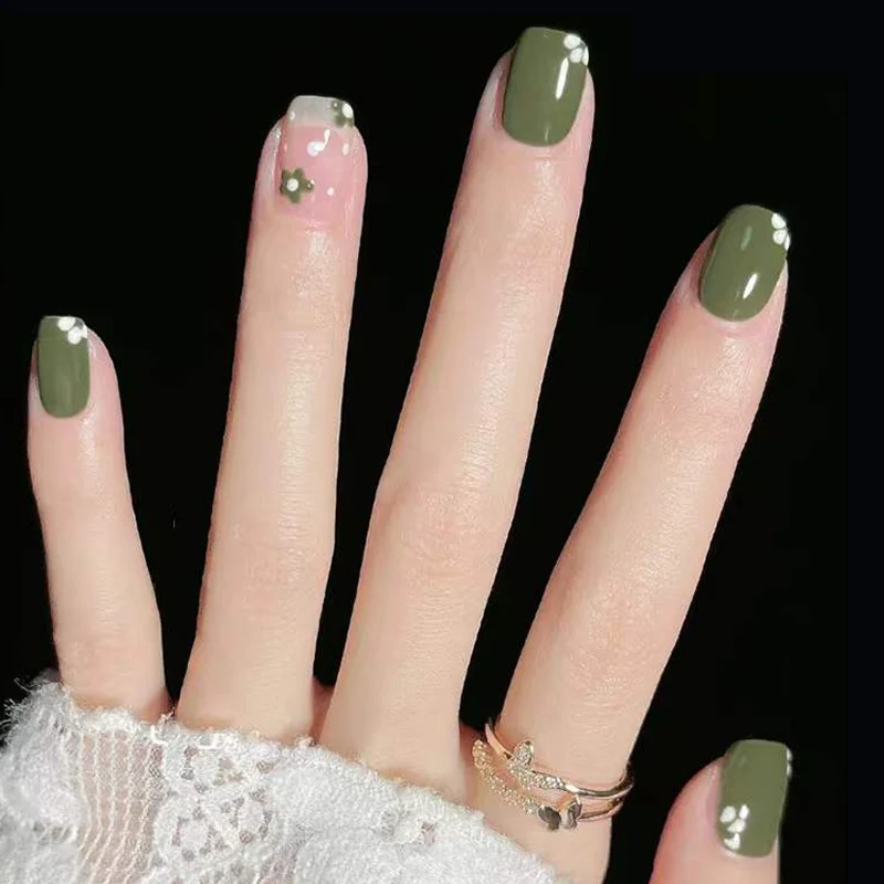 Künstlerisches Nagelkunst-Set mit floralen Akzenten