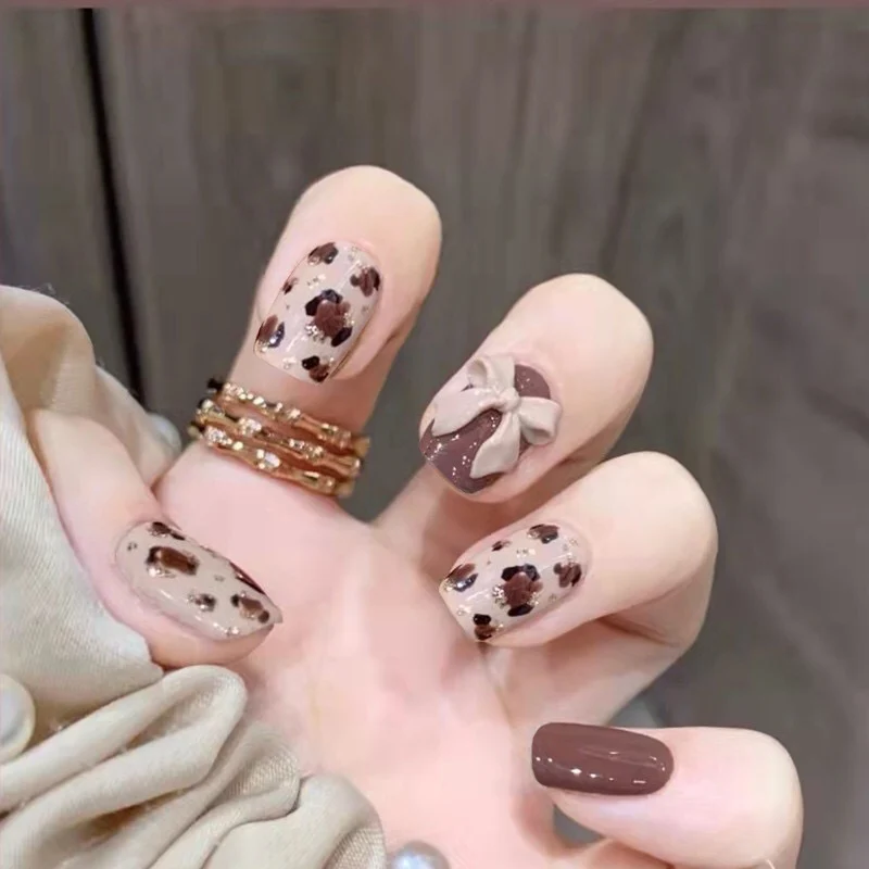 Künstlerisches Nagelkunst-Set mit dekorativen Schleifenakzenten