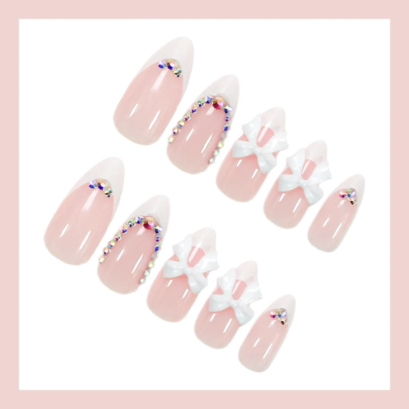 Kunstnagelset mit romantischen Schleifen und Glamourösen Verzierungen Brehn