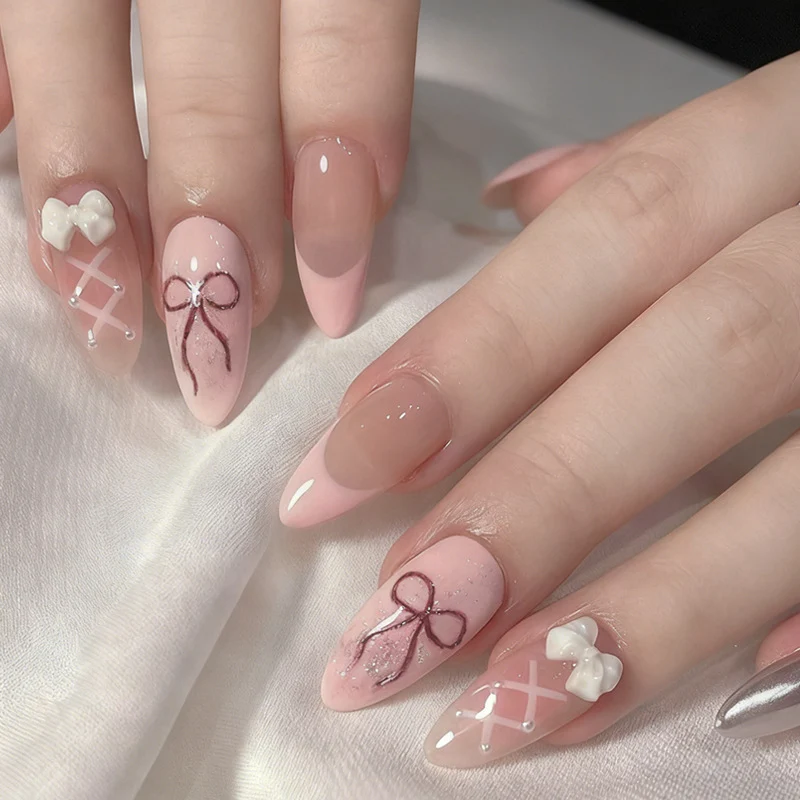 Kunstnagelset mit romantischen Schleifen- und Blumenverzierungen Brehn
