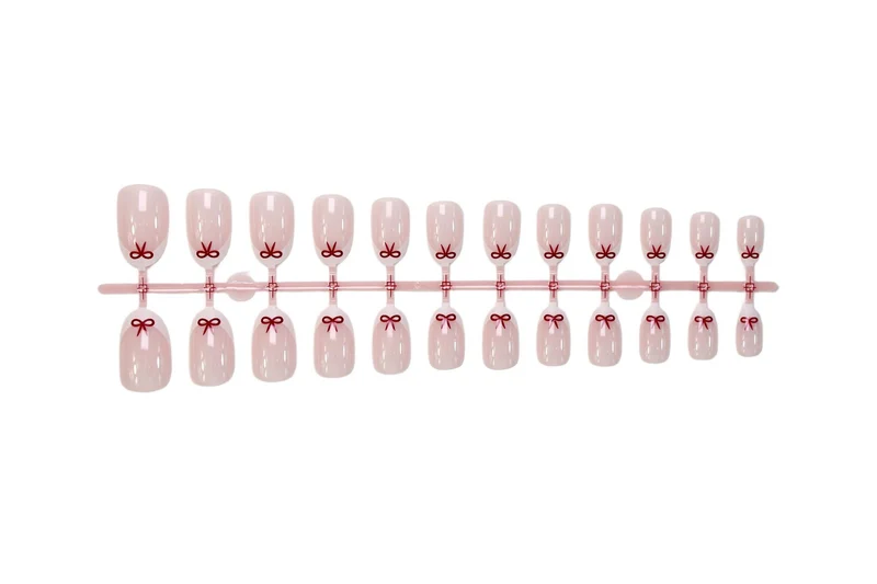 Kunstnagelset mit romantischen Schleifen-Motiven und französischem Design Brehn