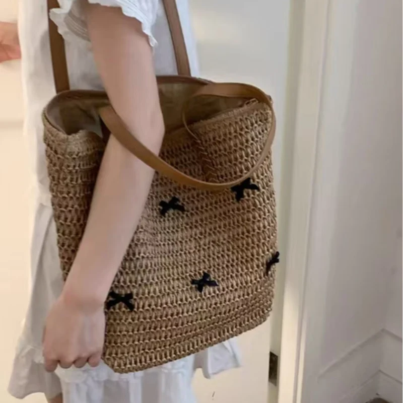 Geflochtene Strohtasche mit dekorativem Schleifendesign Skanto