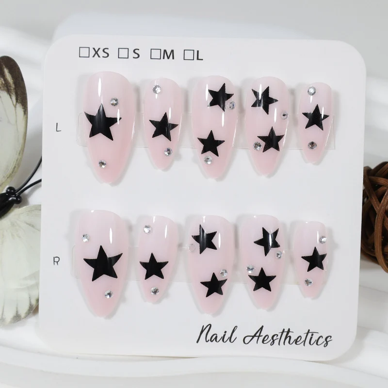 Kunstnagelset mit verspielten Sternen-Designs Brehn