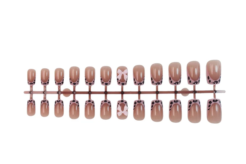 Kunstnagelset mit verspielten Schleifen und modernen Akzenten Brehn