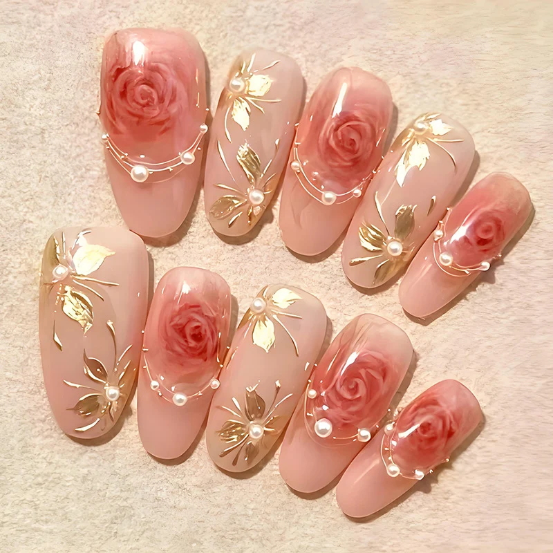 Kunstnagelset mit romantischen Rosenmotiven und goldenen Verzierungen Brehn