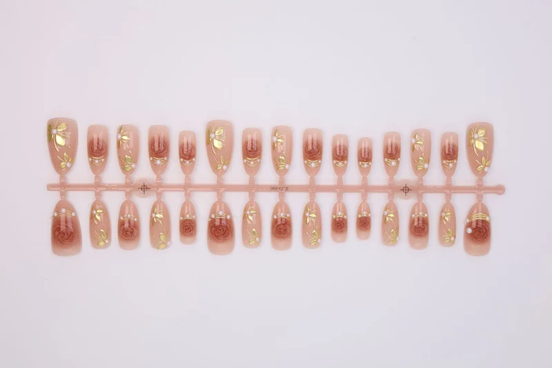 Kunstnagelset mit romantischen Rosenmotiven und goldenen Verzierungen Brehn