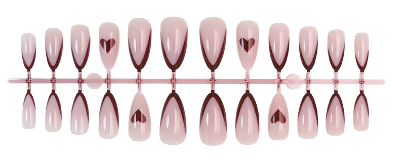 Kunstnagelset mit romantischen Herzen und eleganten Spitzen Brehn