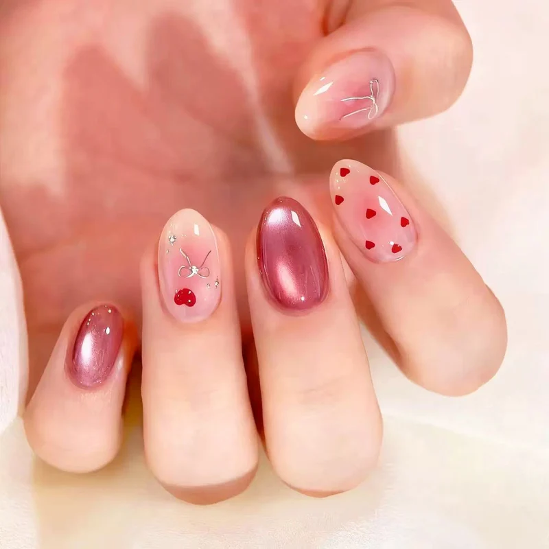 Kunstnagelset mit romantischen Herzen und eleganten Schleifen Brehn