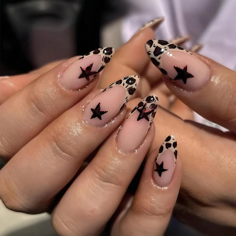 Kunstnagelset mit trendigem Sterne- und Leopardenmuster Brehn