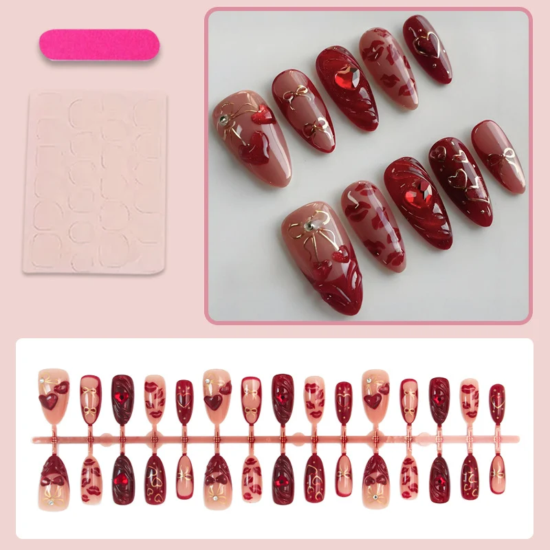 Kunstnagelset mit romantischen Herz- und Glitzerverzierungen Brehn