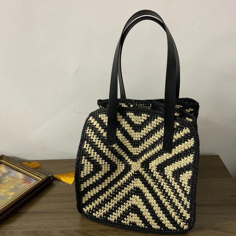 Designer-Korbtasche mit grafischem Muster Skanto
