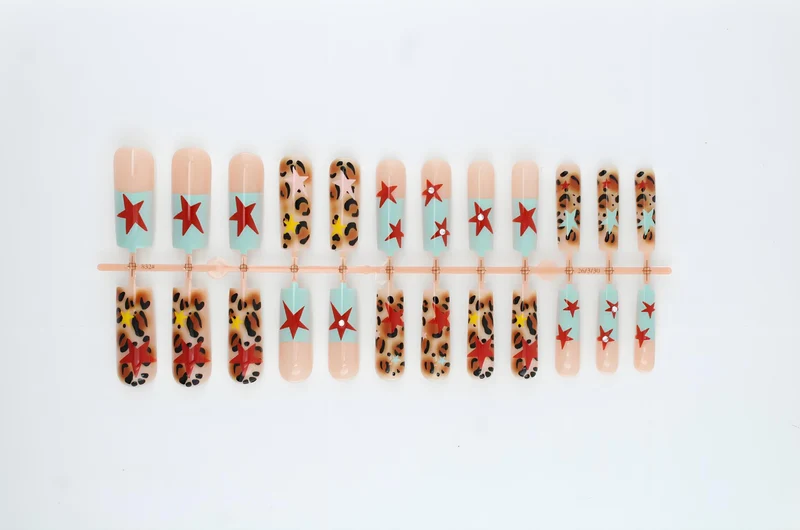 Kunstnagelset mit trendigem Leoparden- und Sternendesign Brehn