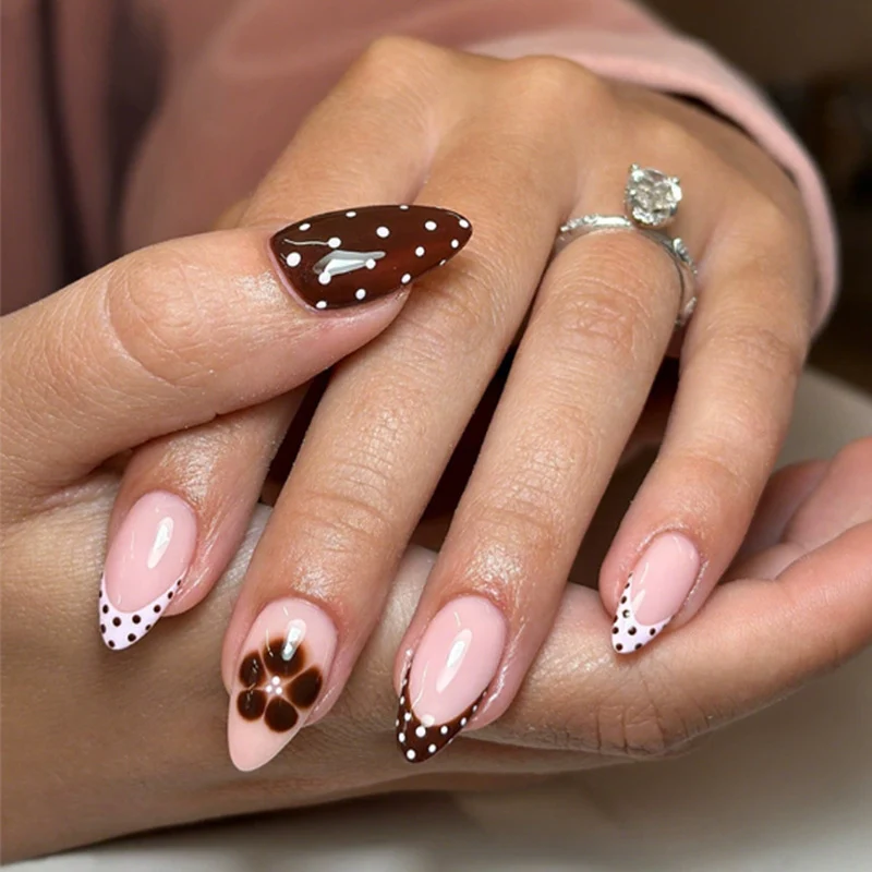 Kunstnagelset mit süßen Schokoladen- und Blumenmotiven Brehn