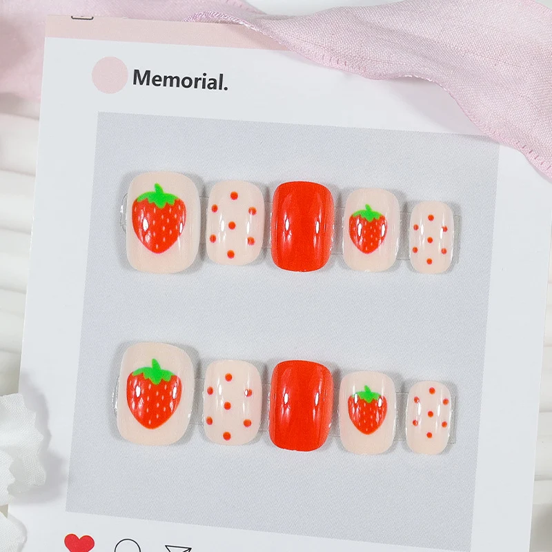 Kunstnagelset mit süßen Erdbeer- und Punkte-Designs Brehn
