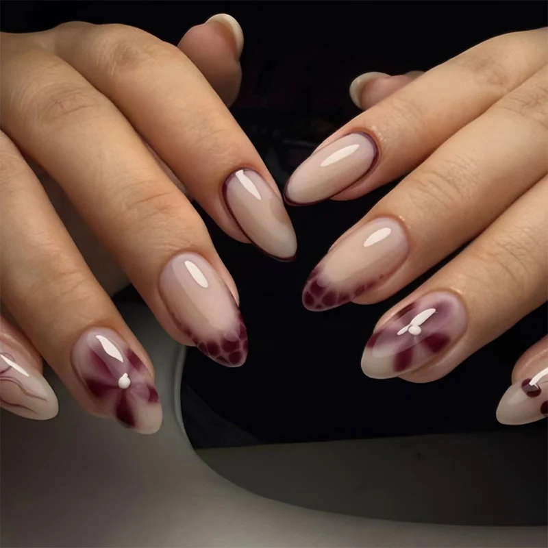 Kunstnagelset mit modernen floral-marmorierten Designs Brehn