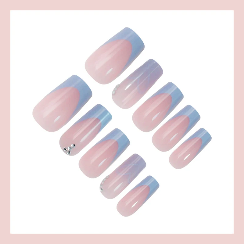 Kunstnagelset mit romantischen Herz-Designs und glamourösen Akzenten Brehn