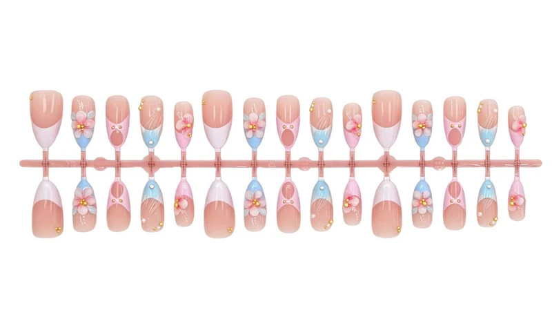Kunstnagelset mit romantischen Blütenmotiven und eleganten Akzenten Brehn