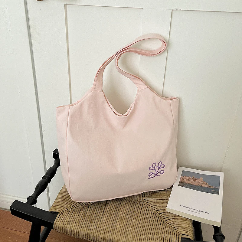 Geräumige bestickte Baumwolltasche