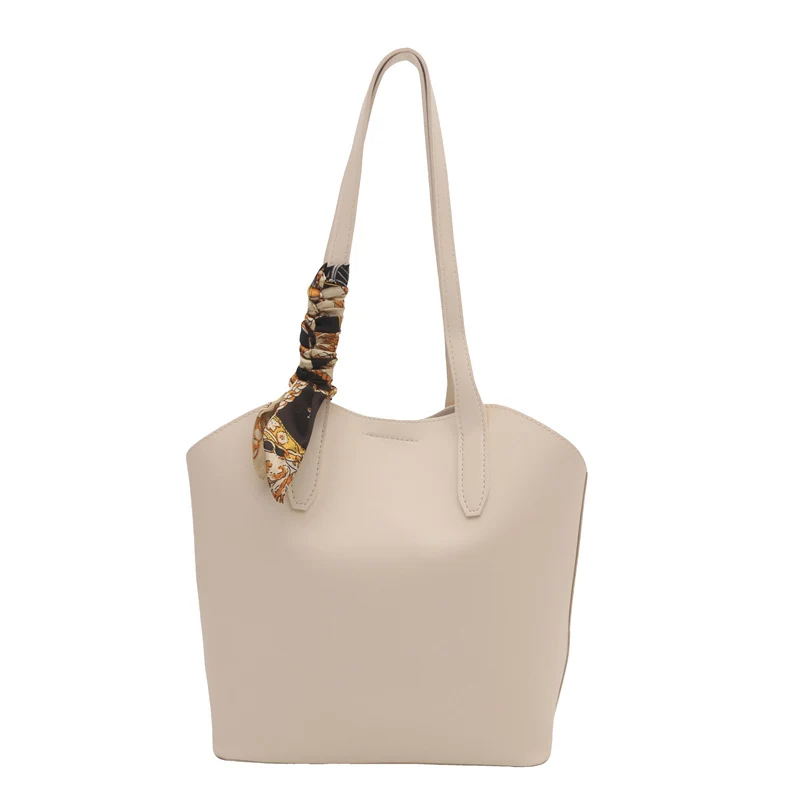 Elegante Tote Bag mit Schal-Akzenten