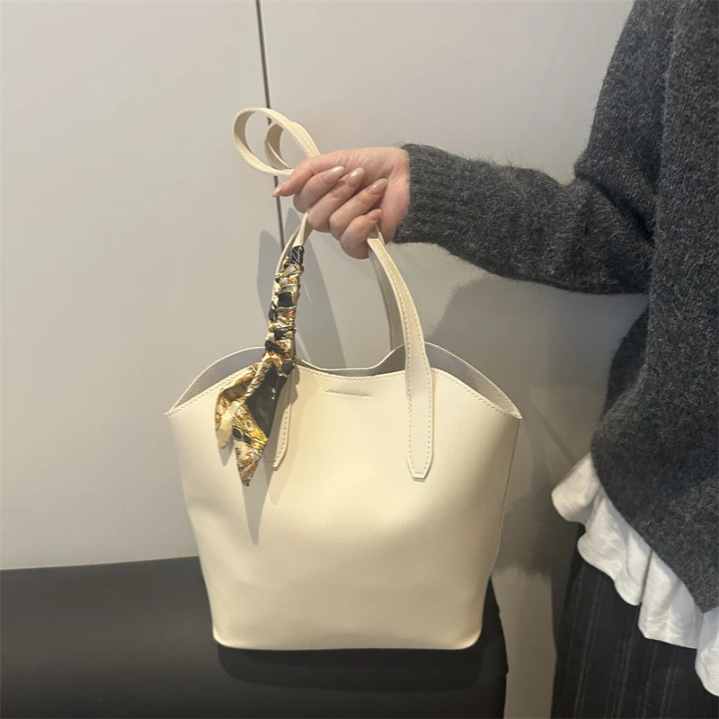 Elegante Tote Bag mit Schal-Akzenten
